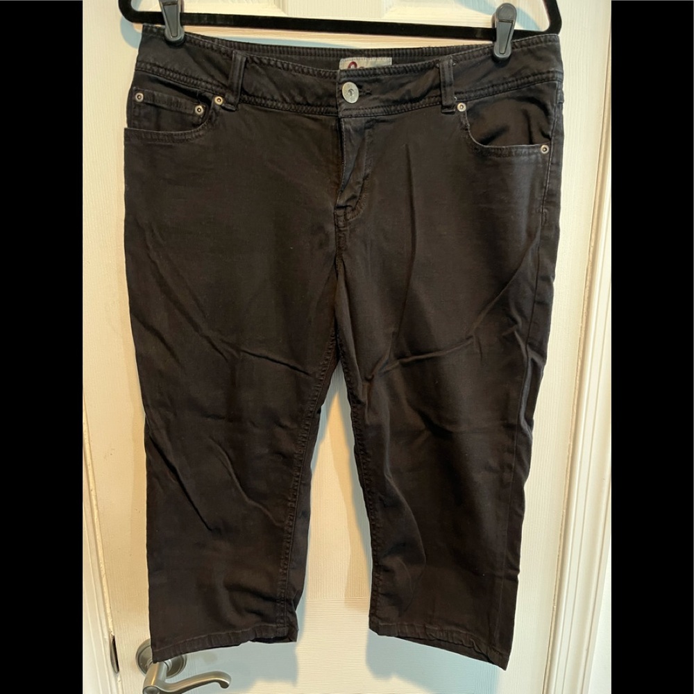 So size 15 black Capri jeans